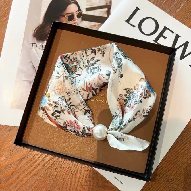 Hovedbilde Fransk-inspirert skjerf med perledetalj – ...