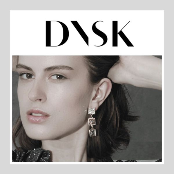 Dansk Copenhagen er kjent for sin minimalistiske stil, høye kvalitet og tidløse design. Med en dyp forankring i skandinavisk kultur, kombinerer danske smykkemerker som Dansk Copenhagen tradisjonelt håndverk med moderne estetikk. Resultatet er smykker som reflekterer enkelhet og eleganse, ofte laget av materialer som sterlingsølv og gull. Dansk smykkekunst er også kjent for sitt fokus på bærekraft og miljøvennlige praksiser.