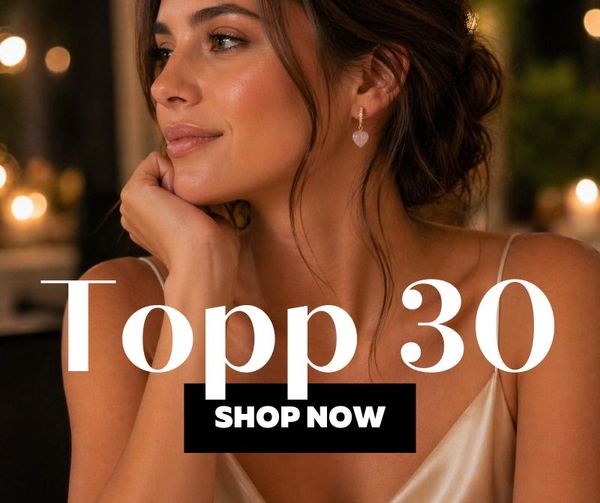 Oppdag bestselgere hos Ros Mari Smykkebutikk – populære smykker som kombinerer tidløs eleganse med moderne design. Utforsk vakre halskjeder, armbånd og øredobber som kundene elsker. Perfekt til både hverdag og fest, og ideelle som gaver. Finn dine favoritter blant våre mest etterspurte smykker i dag!